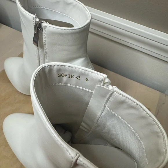 PrettyLittleThing Elegant White Ankle Boots - Picture 6 of 7